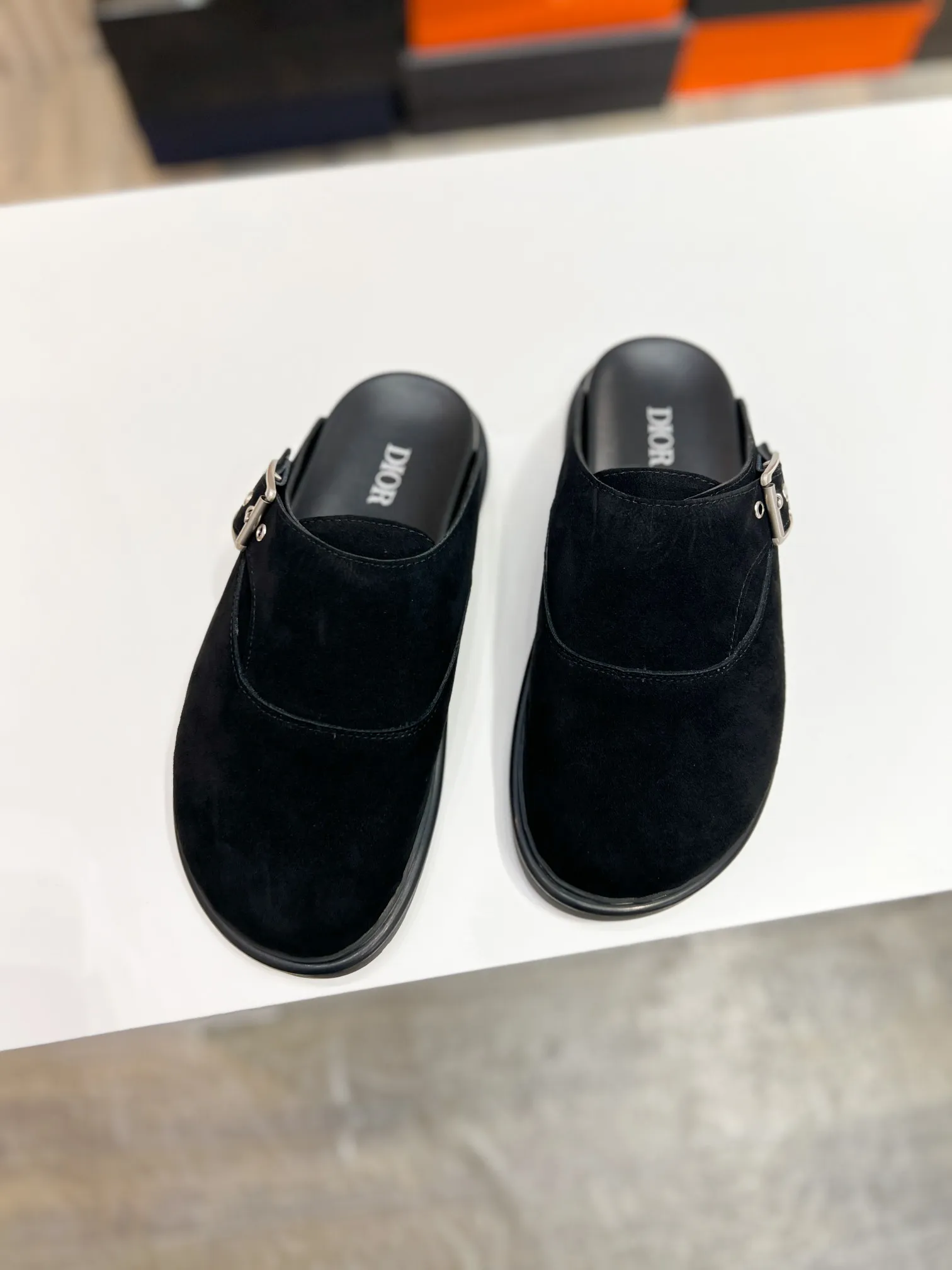 P380 [DIOR] Size 39-44 (38.45 custom-made) 2025ss Dior’s latest men’s slippers are a must-have. Dior Alias ​​Men's Genuine Leather Slippers This summer new Alias ​​sandal embodies a casual and elegant style. Carefully crafted from grained cow leather and Oblique printed fabric, with cowhide lining! Cross-strap design with metal-clad brass CD Diamond logo. The imported cowhide leather and rubber sole adds sophistication and comfort, while Oblique print-effect anti-slip panels add style. No. 012